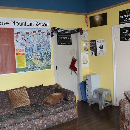 Kicking Horse Backpacker Hostel Golden Exterior photo